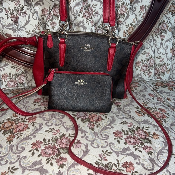 Authentic Coach Small Two way bag and go zippy wallet.Both are Good Condition - Picture 3 of 12
